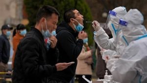 Des personnes faisant le test de dépistage de la Covid-19