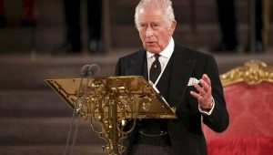 Charles III faisant un discours