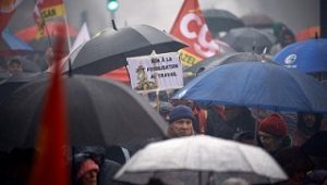 Des militants sous leurs parapluies