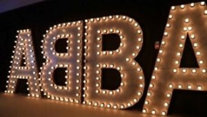 Écriteau lumineux d'Abba