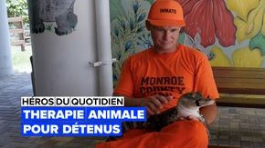 Un détenu avec un animal dans les bras