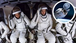 Des astronautes dans le vaisseau spatial