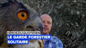 Un homme et un hibou
